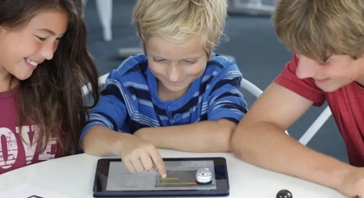 ozobot-bit-plus-wersja-edukacyjna-z-książkami-i-kursem-online-dla-przedszkola-ES-01-401-3.webp