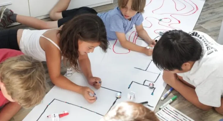 ozobot-bit-plus-wersja-edukacyjna-z-książkami-i-kursem-online-dla-przedszkola-ES-01-401-4.webp