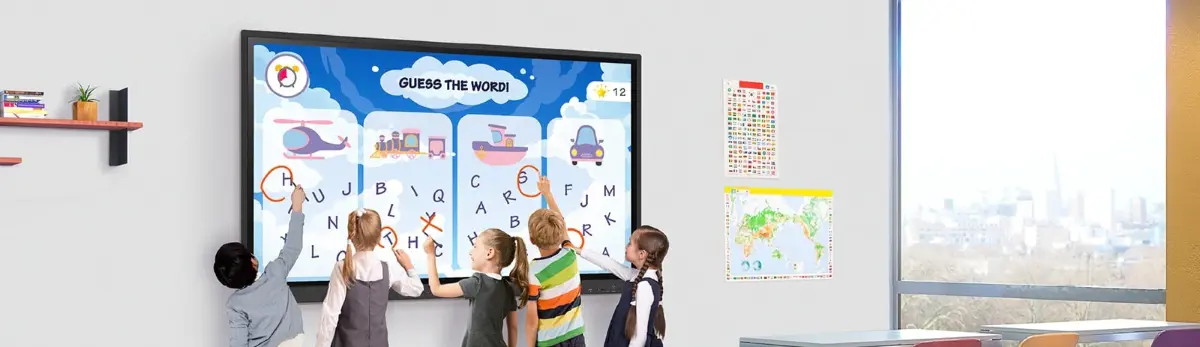 Dzieci przy Monitorze interaktywnym LG